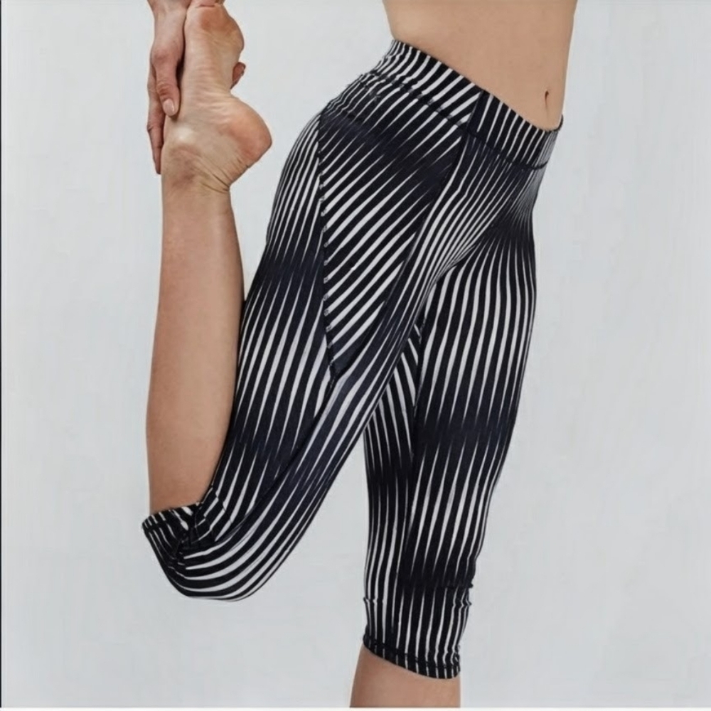IVY PARK Kaleidoscope Black & White Low Rise Capri Leggings Size Small NWOT